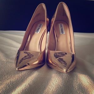 Steve Madden rose gold pumps